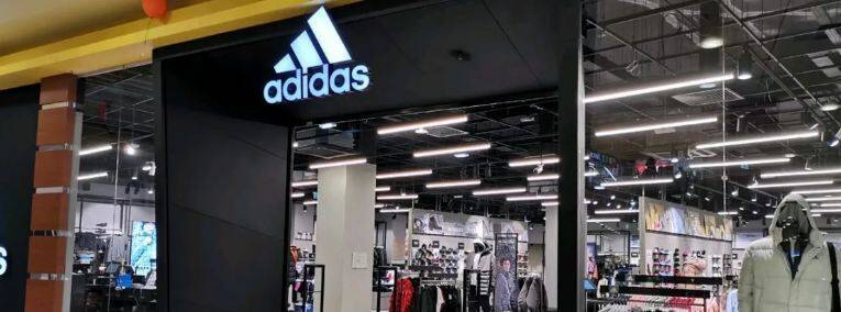 Компания Adidas объявила о приостановке продаж в России