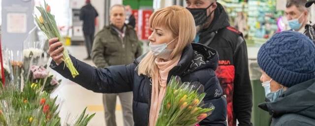 Мужчины Новосибирска массово скупают цветы в «Ашане»