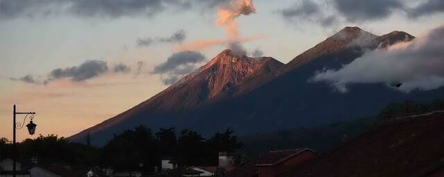 В Гватемале эвакуировали более 150 человек из-за всплеска активности вулкана Фуэго
