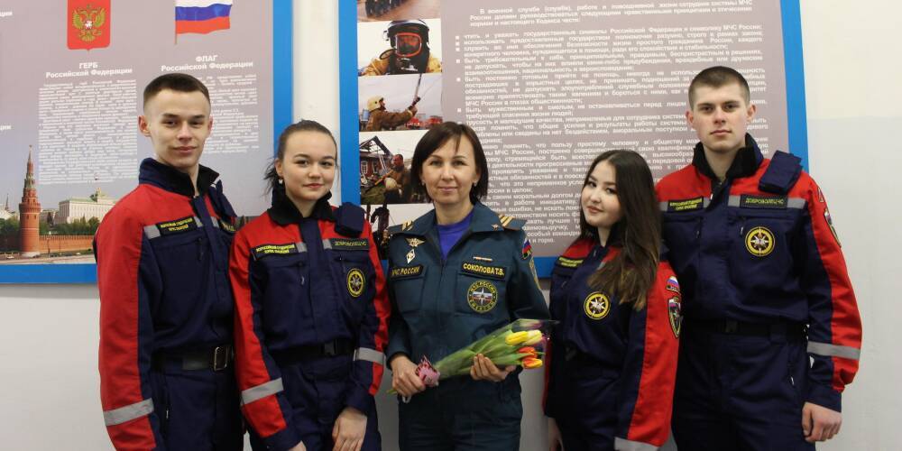 Добровольцы ВСКС по всей стране поздравляют сотрудниц МЧС России, находящихся на посту в праздничный день