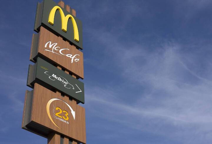 McDonald's временно закрывает 850 ресторанов в России