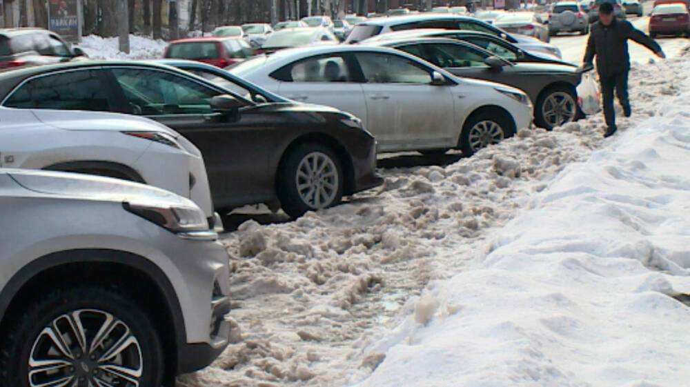 Работа заваленных снегом платных парковок в Воронеже оказалась под угрозой срыва
