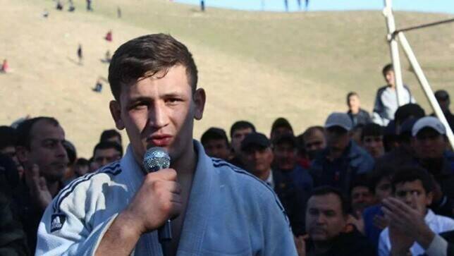Юный таджикский борец пожертвовал свою награду сиротам