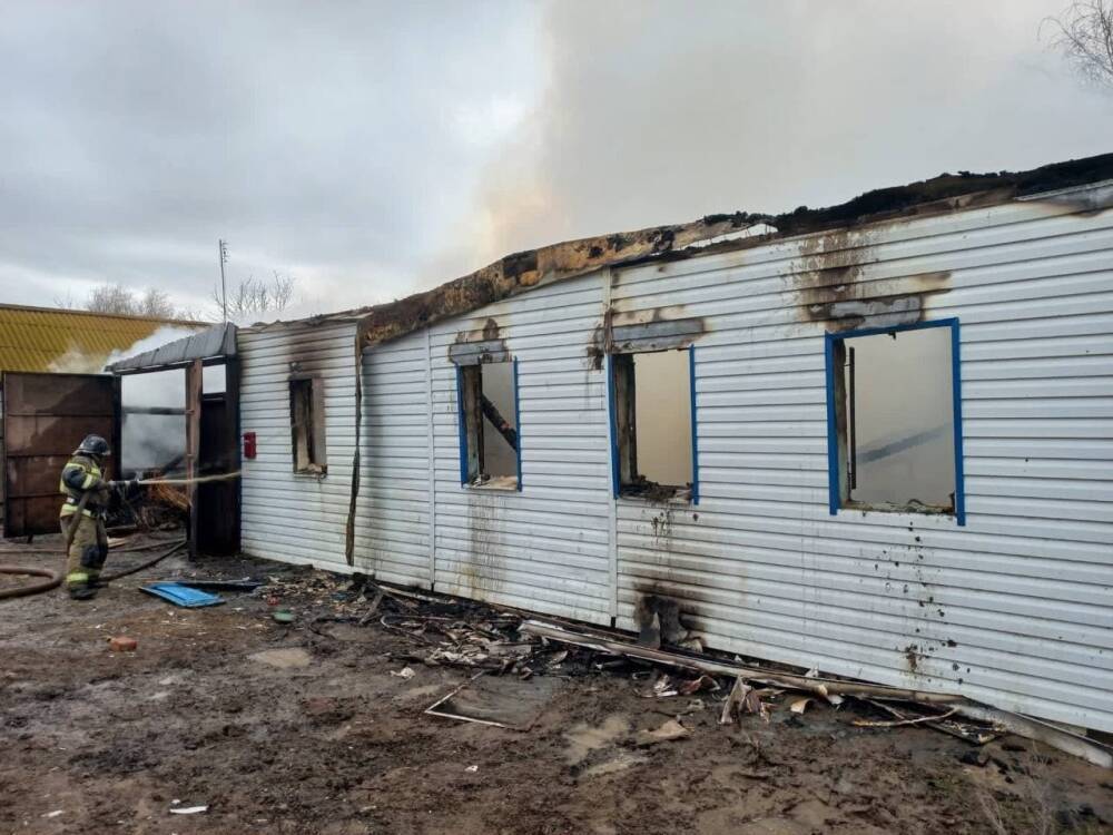 В Астраханской области почти час тушили крупный пожар
