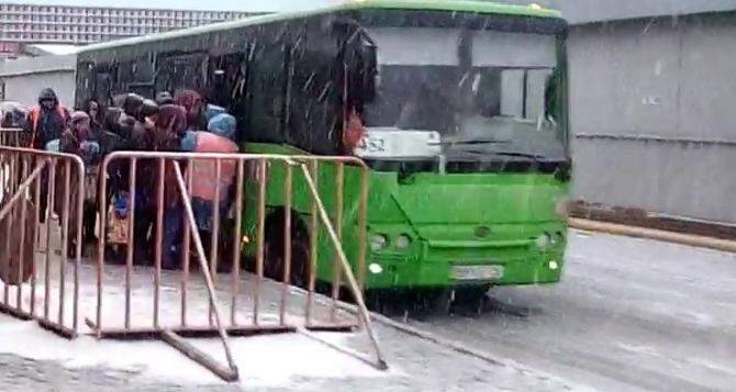 Из Луганска в Станицу Луганскую запустили рейсовый автобус. Расписание