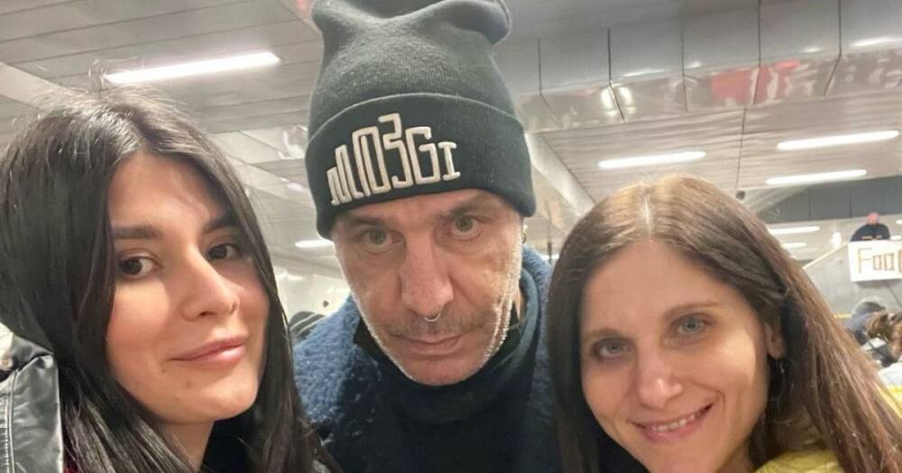 Солист Rammstein помогает украинским беженцам на вокзале в Берлине