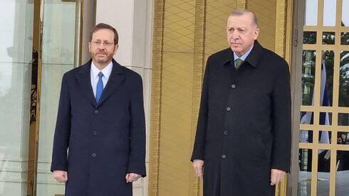 Впервые за 15 лет: президент Израиля прибыл в Турцию и встретился с Эрдоганом