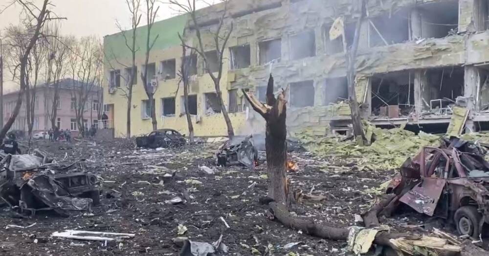 Зеленский показал последствия авиаудара по роддому в Мариуполе (видео)