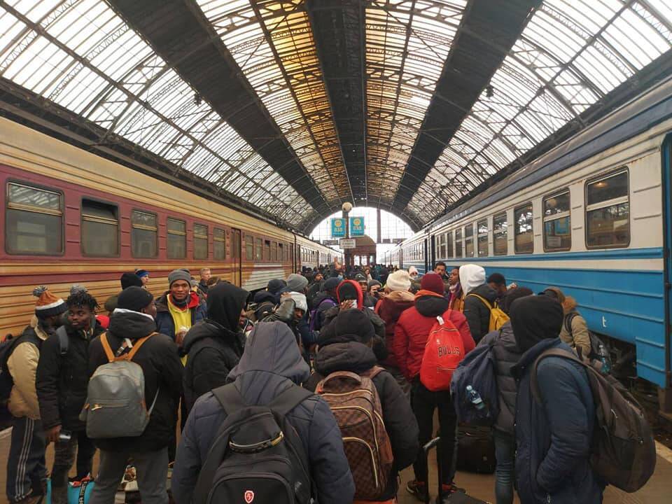 "Первый гуманитарный коридор в действии": около 900 человек, эвакуированных из Сум, прибыли во Львов