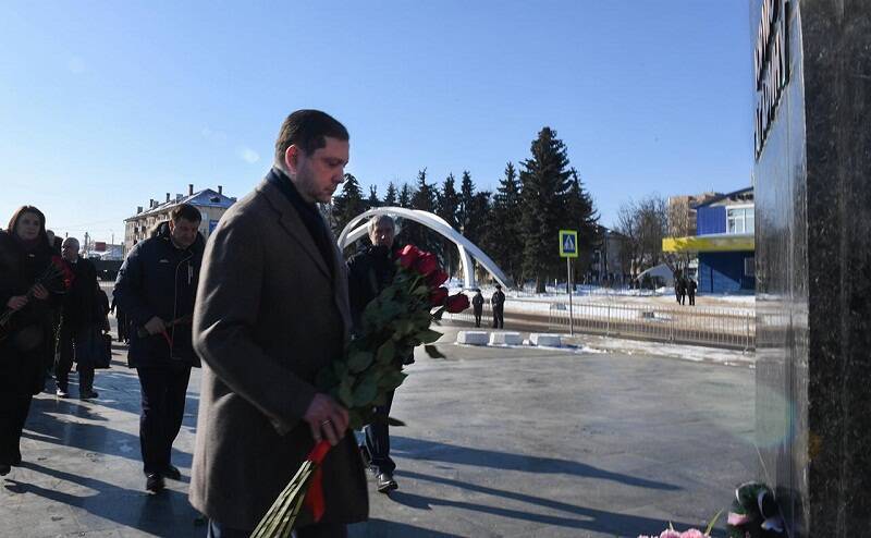Губернатор Алексей Островский возложил цветы к памятнику Юрия Гагарина