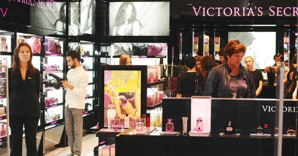 После новости о закрытии Victoria's Secret в России у бутиков выстроились очереди