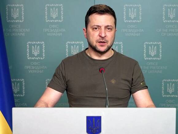 Зеленский разрешил использовать оружие во время военного положения всем украинцам