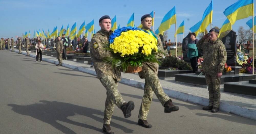 Семьям погибших украинских военных выплатят по 15 млн гривен, - Шмыгаль