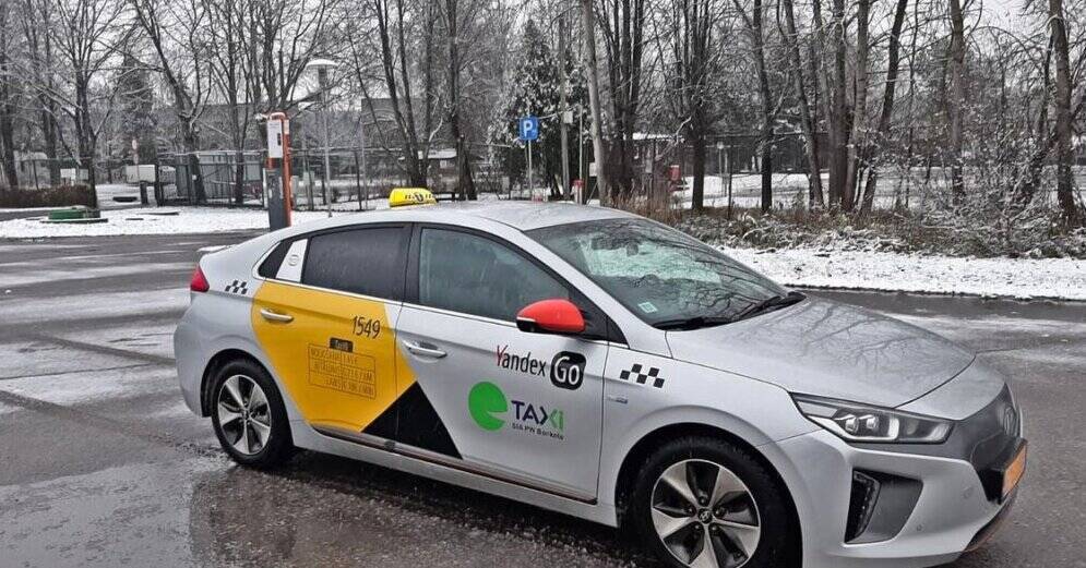В Таллинне таксисты вышли на протест против запрета деятельности Yandex