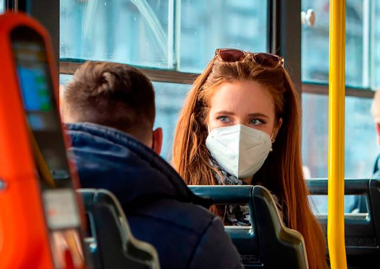Респираторы в общественном транспорте Чехии отменят с 14 апреля
