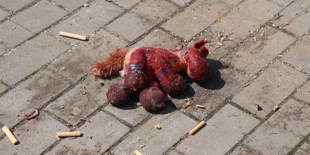«Доказательство военных преступлений России». Окровавленную детскую игрушку с вокзала в Краматорске передадут в представительство ООН