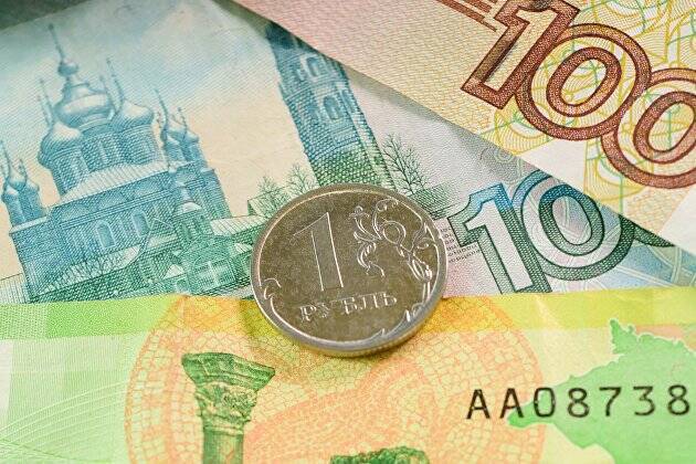 Курс рубля снижается до 79,16 за доллар после отмены комиссии на покупку валюты на Мосбирже