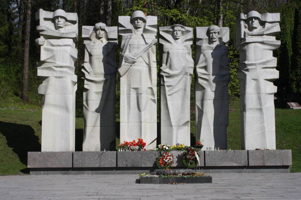 Шимашюс говорит, что Вильнюс не станет спешить убирать советские реликты с кладбища