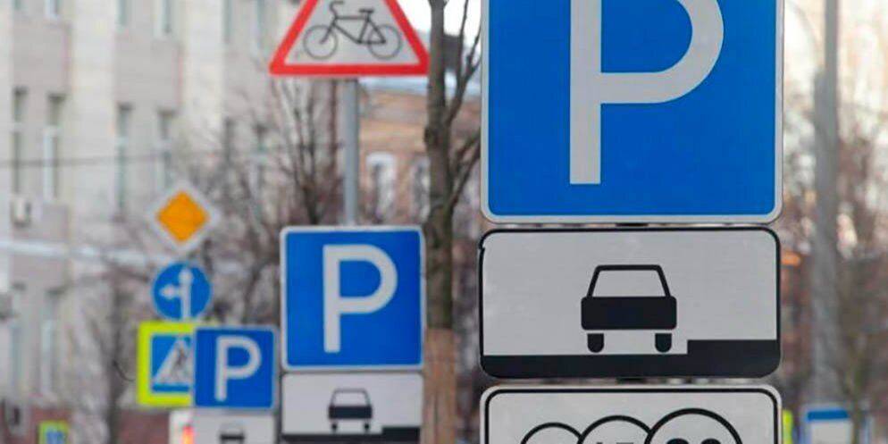 «Если просят деньги — вызывайте полицию». Парковка в Киеве на время войны бесплатная — Кличко