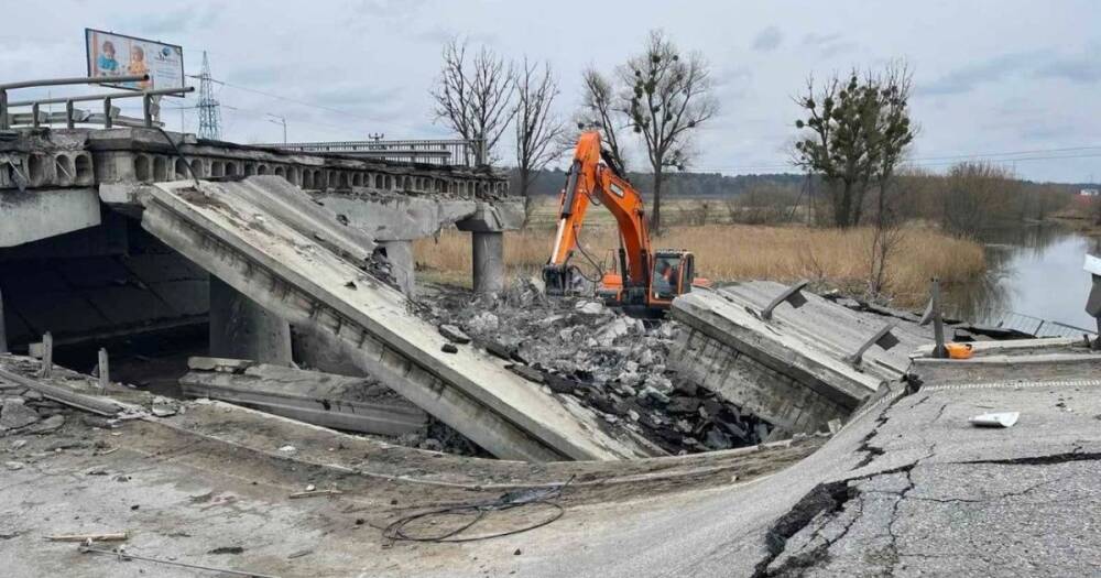 В освобожденных областях Укравтодор расчистил 200 км дорог и построил 6 временных переправ