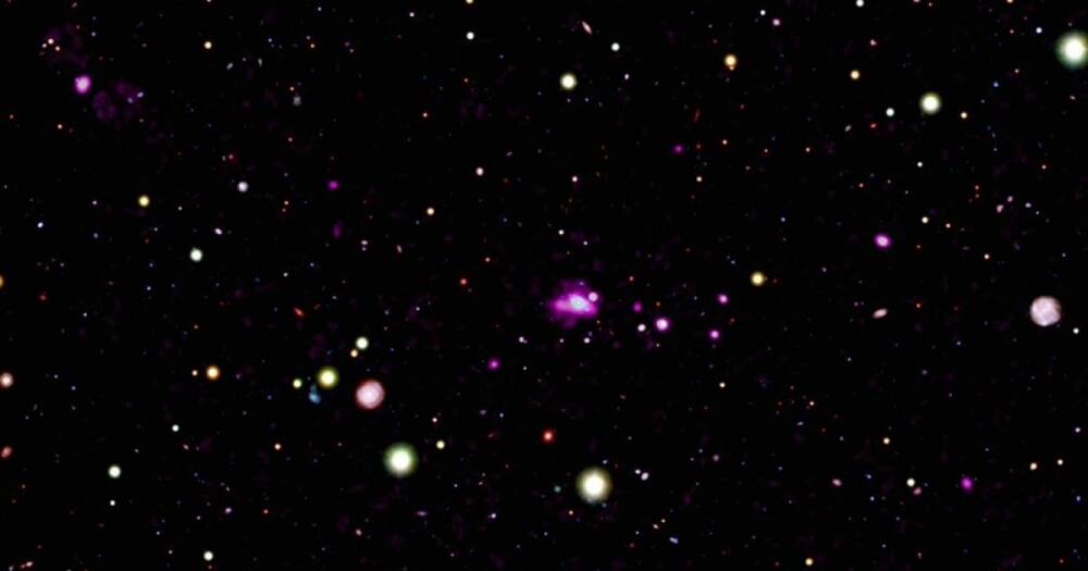 Как пауки в паутине. Астрономы нашли в скоплении галактик 14 быстрорастущих черных дыр (фото)