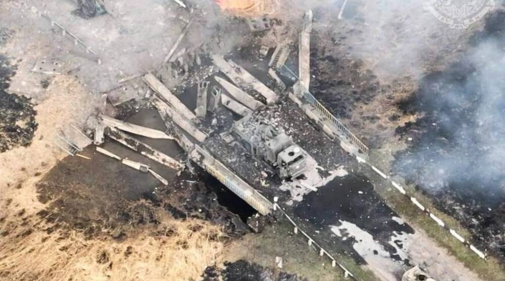 Украинские военные подорвали мост с российской техникой, направлявшейся в Изюм