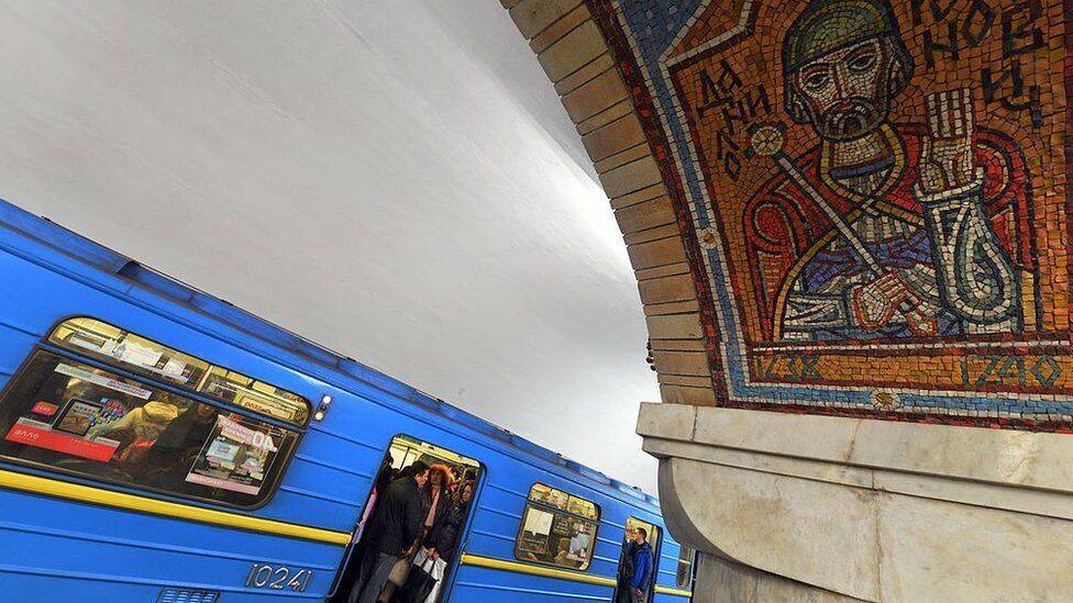 Интервал движения поездов синей и зеленой линий киевского метро сокращают до 30 минут
