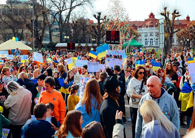 В Карловых варах прошел митинг в поддержку Украины: много фото