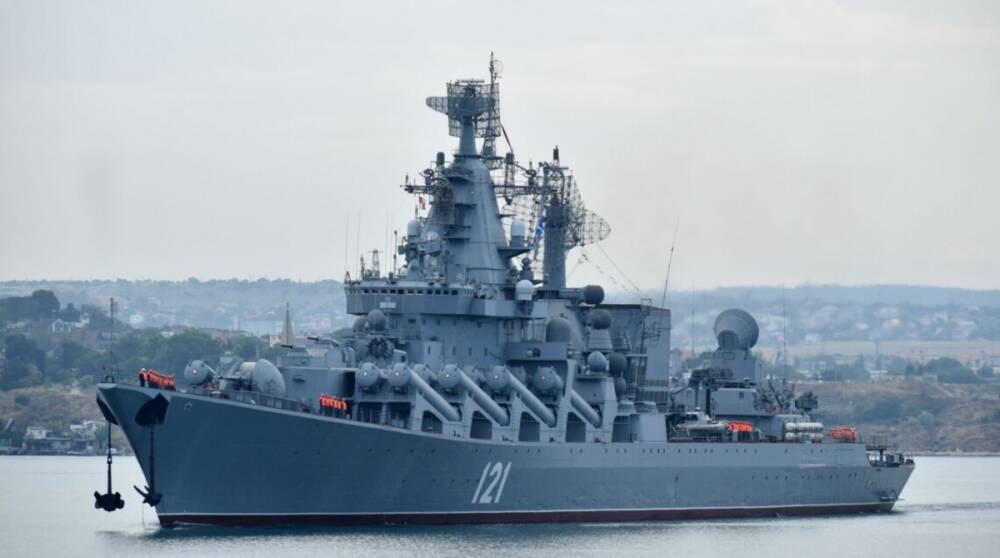 Удар по крейсеру «Москва»: корабль перевернулся и начал тонуть