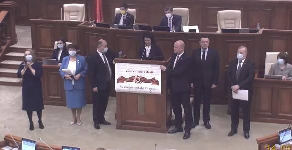 Молдова окончательно запретила георгиевскую ленту и символы "Z" и "V": парламент принял закон