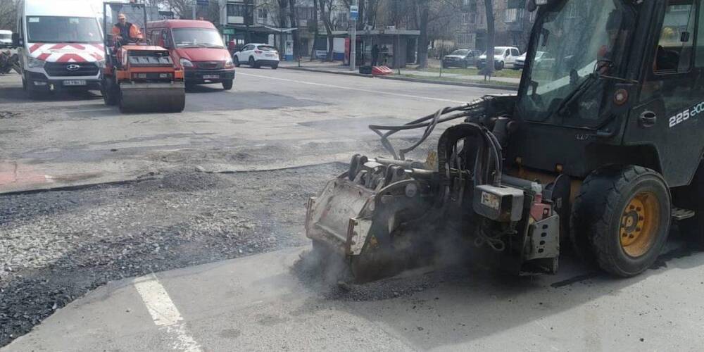 «Там, где это очень необходимо». В Киеве и области ремонтируют дороги, несмотря на войну — Кличко