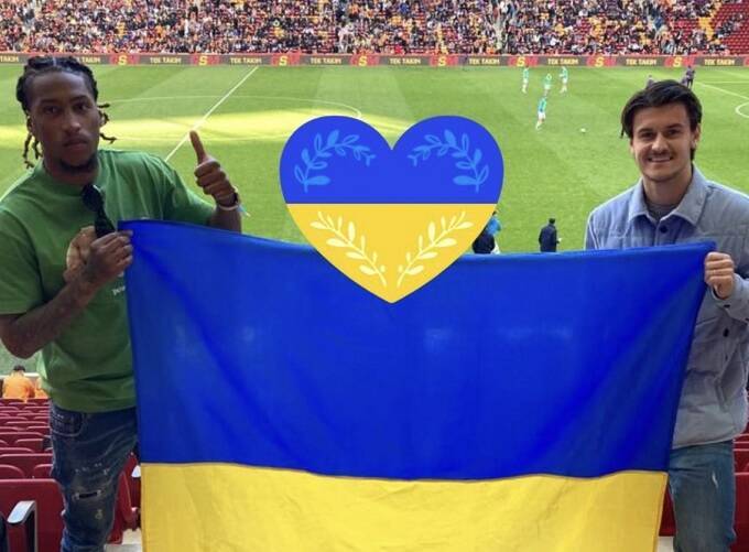 Фото дня: Родригес и Оливье Тилль поддержали Динамо и Украину в матче с Галатасараем