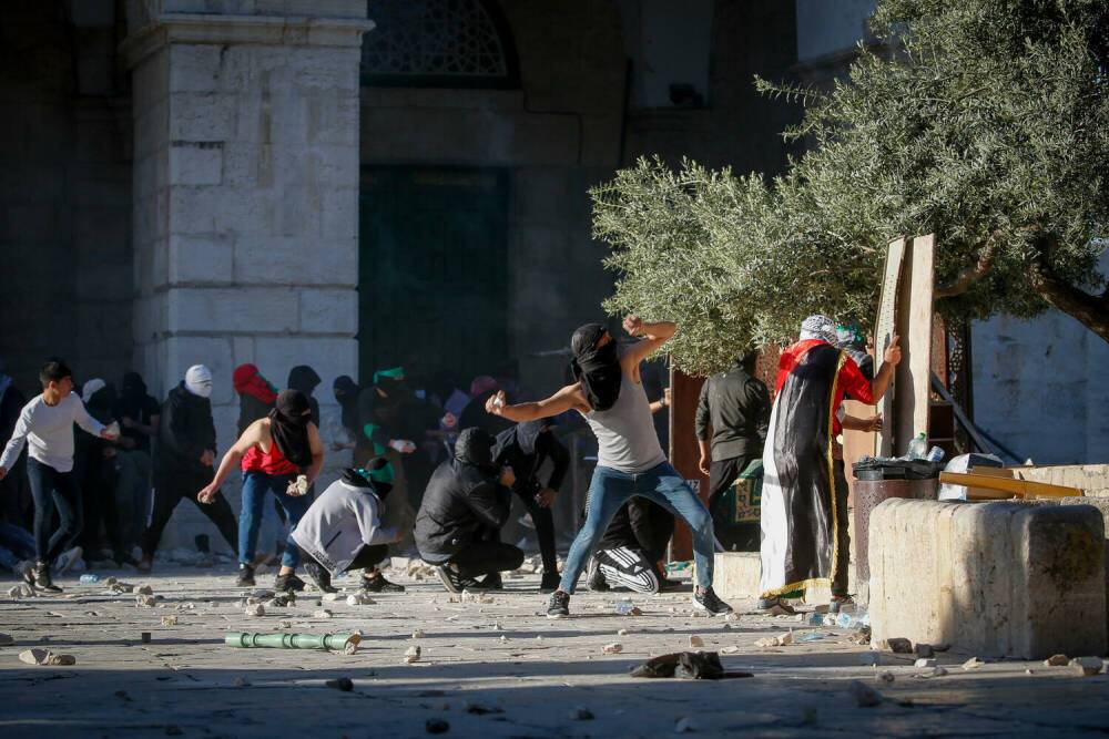 Столкновения на Храмовой горе: ранены трое полицейских и 60 палестинцев