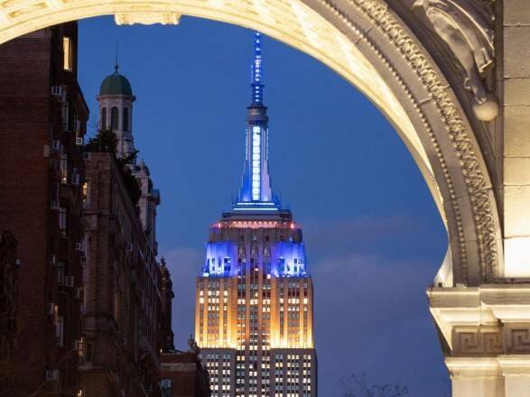 Empire State Building в Нью-Йорке ежедневно будут подсвечивать сине-желтыми цветами