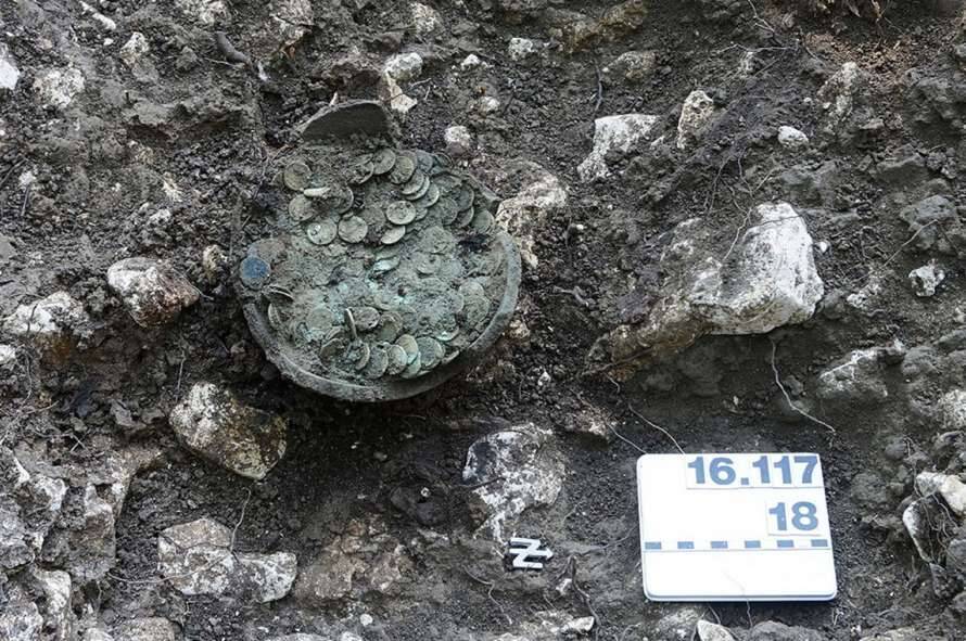 Археологи обнаружил клад редких монет времен правления Константина (Фото)