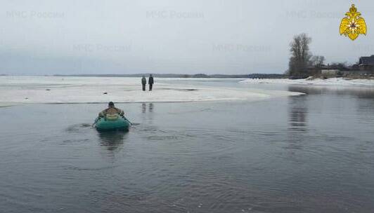 В Тверской области спасли плывших на льдине детей