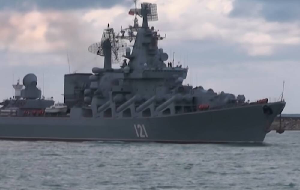 Несли венки и отпевали: в Севастополе моряки вышли на поминки "москвы" - вскрылись важные детали