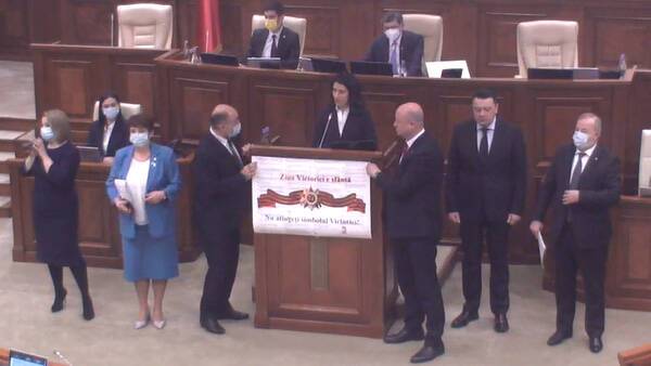 Парламент Молдовы окончательно запретил георгиевскую ленту и символы Z и V