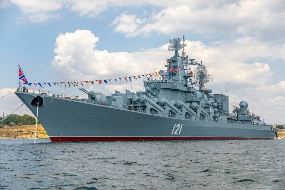 Минобороны РФ показало встречу с экипажем крейсера «Москва», моряков на видео не более 100