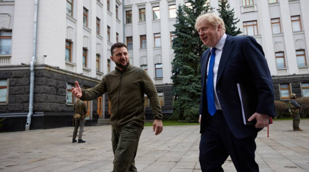 Борис Джонсон пообещал в ближайшее время передать Украине бронетехнику