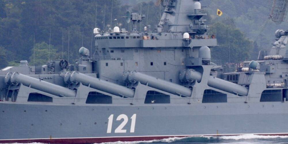 Журналисты идентифицировали одного из погибших на крейсере Москва. Минобороны РФ уверяло, что весь экипаж эвакуировали