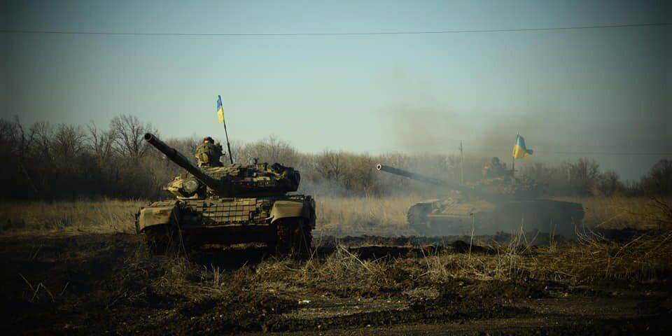 На Донбассе военные отразили 12 вражеских атак: уничтожили 10 танков и сбили два вертолета