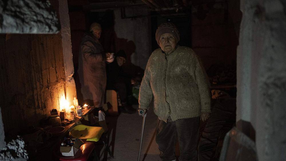 Пожилые вынужденные переселенцы прибывают в Днепр
