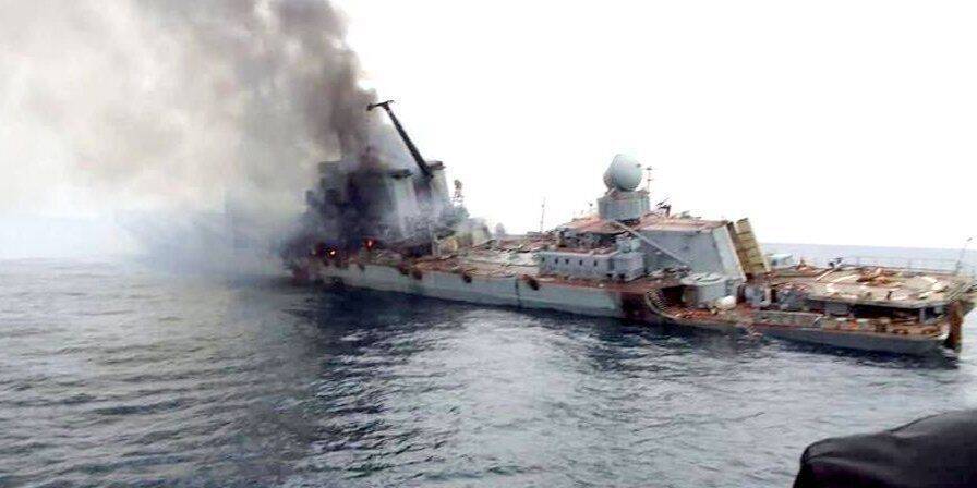 «Очевидна подводная пробоина»: Бутусов проанализировал фото с повреждениями крейсера Москва
