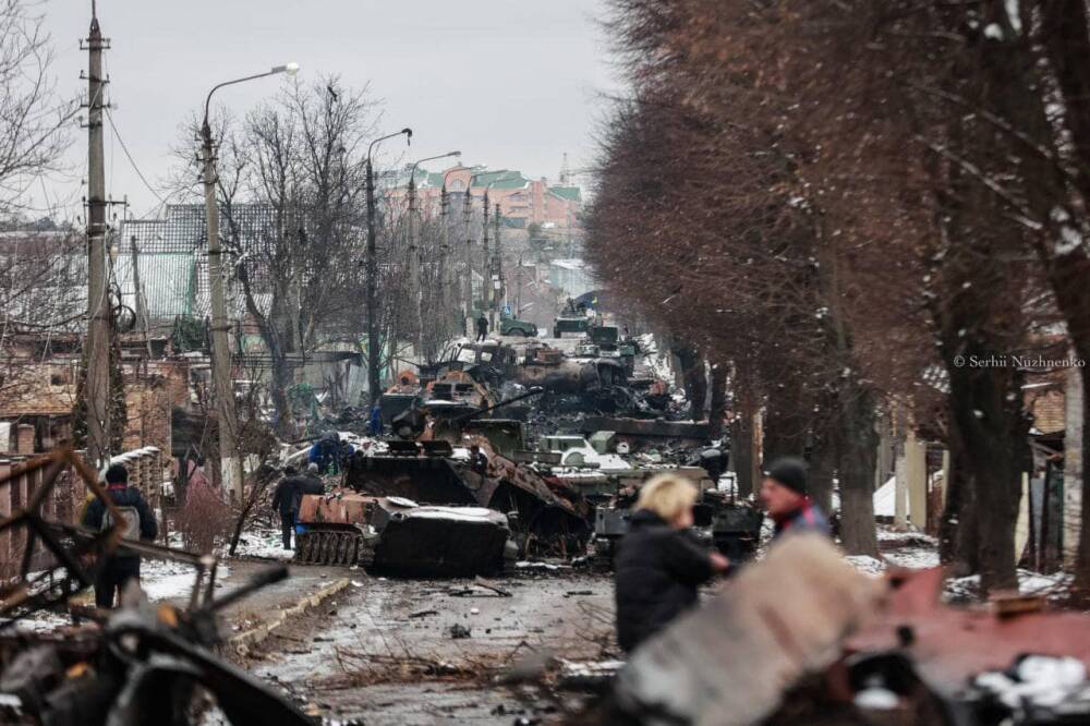 В Буче расчистили улицу, которая прославилась как "кладбище" разбитой российской техники: фото