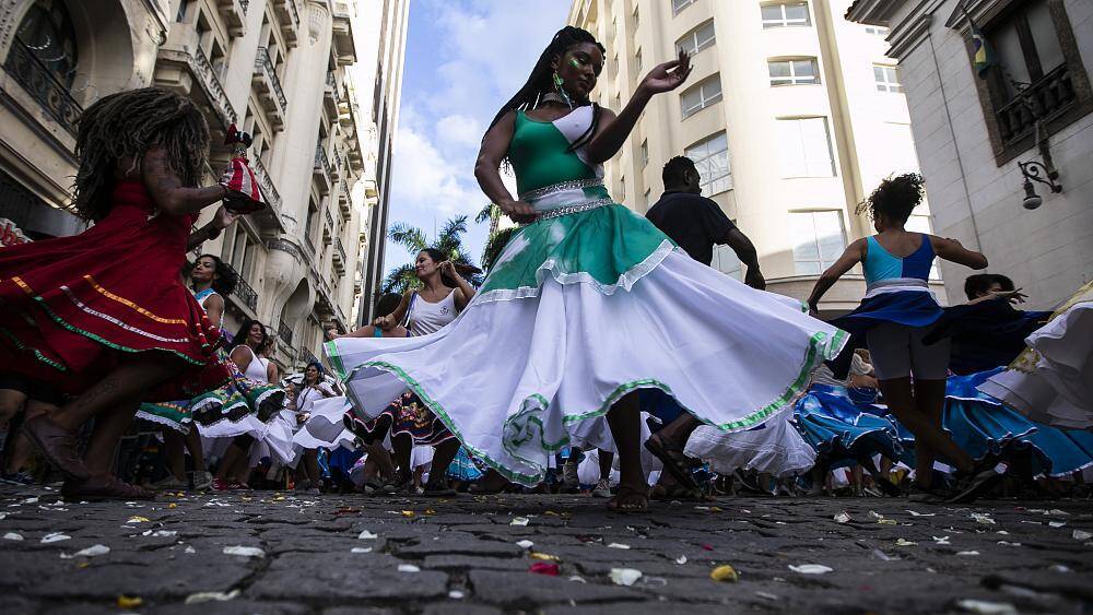 Бразилия снимает режим ЧС и готовится к карнавалу