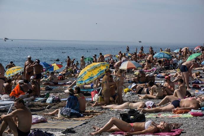 Туристический поток россиян в оккупированный Крым снизился почти вполовину