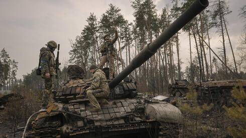 Война в Украине, день 38-й: пойдут ли советские танки против российской армии