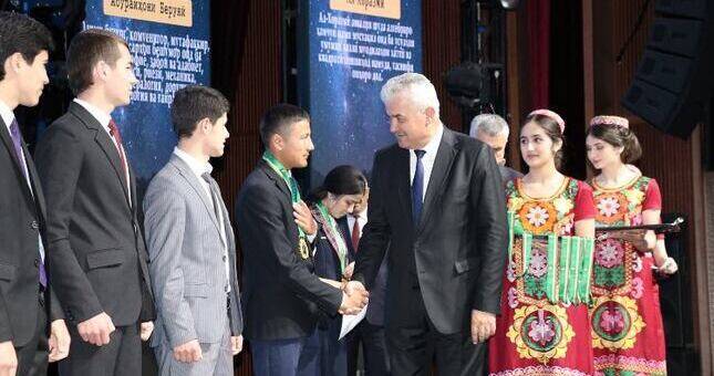 В Душанбе наградили победителей олимпиад по социально-гуманитарным наукам и информационным технологиям