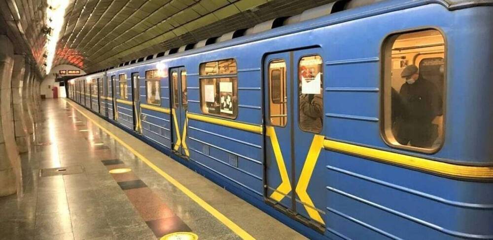 Метро у Києві наближається до звичного режиму роботи, відкрилися нові маршрути наземного транспорту